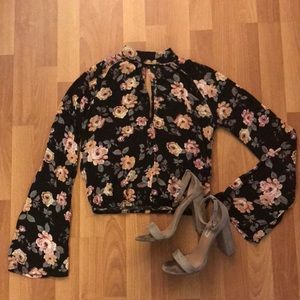 Black Floral Print Flare Sleeve Crop Top ✨ Small